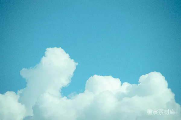高清摄影 fluffy云在晴朗的蓝天中飘浮。