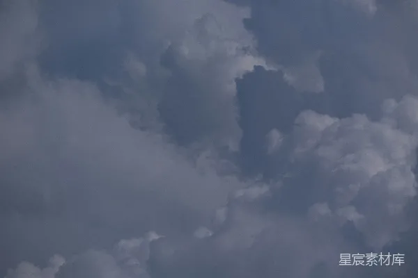 高清摄影 灰色的一天，天空被云朵填满。