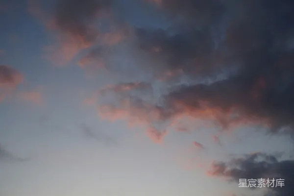 高清摄影 黄昏天空中的粉红色和灰色云朵