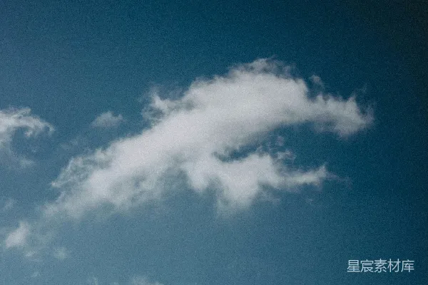 高清摄影 天空中飞行的一架飞机，背景中有云朵。