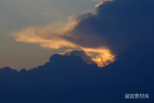 高清摄影 夕阳透过阴云洒下金色的光芒