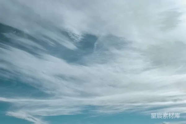 高清摄影 一群人在沙洲上站立。
