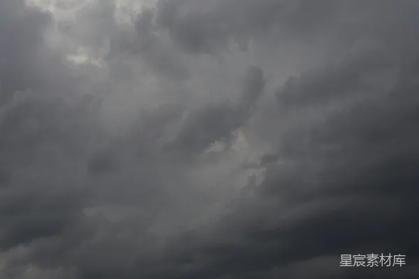 高清摄影 一架飞机在云层间穿行于一个阴天的天空中