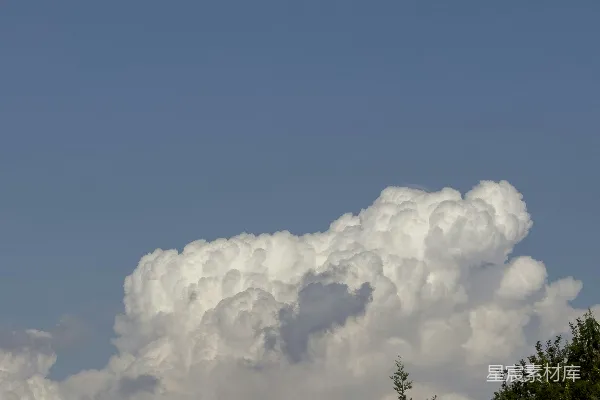 高清摄影 fluffy白 clouds在 清澈的 天空 中。
