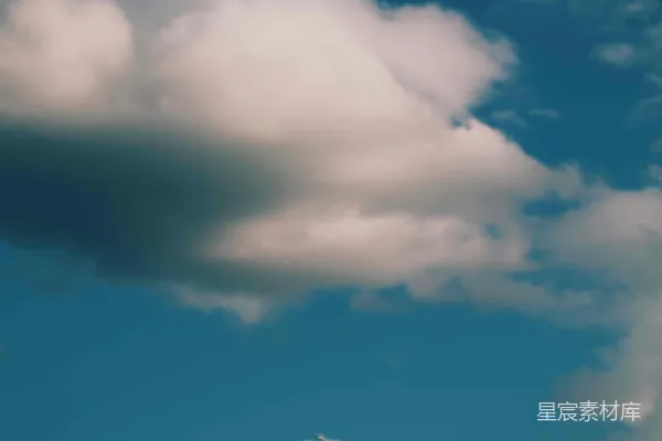 高清摄影 fluffy白的云在清澈的蓝天中漂浮。