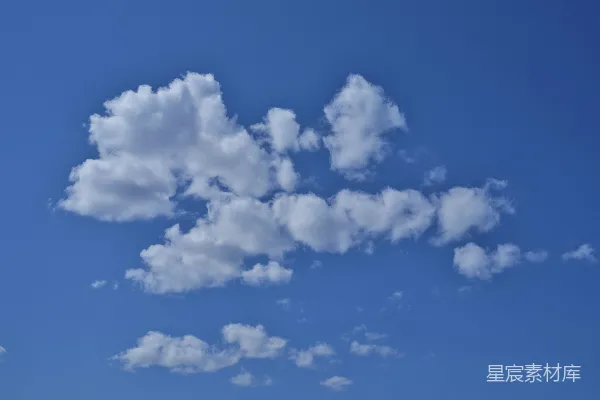 高清摄影 蓝天中点缀着几朵云