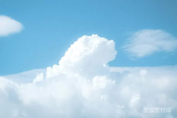 高清摄影 洁白的云朵在蓝天中飘浮。