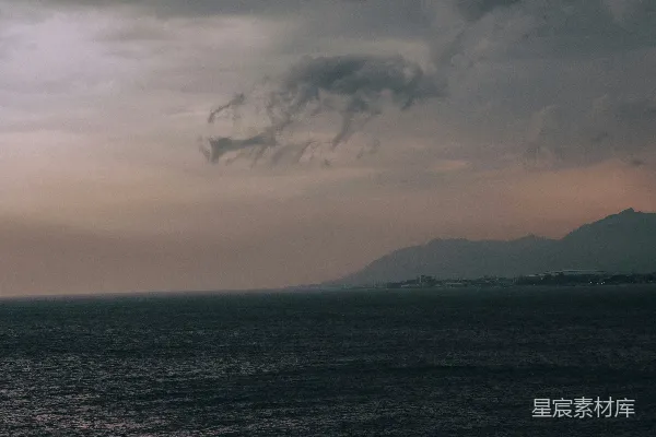 高清摄影 一片云层覆盖下的广阔水域