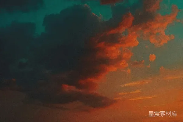 高清摄影 绚丽的夕阳天空中布满了暗云和浅蓝色的地平线。
