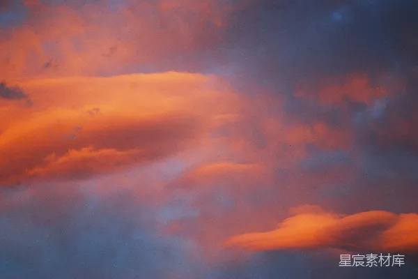 高清摄影 一架飞机穿过一片云层中的夕阳天空