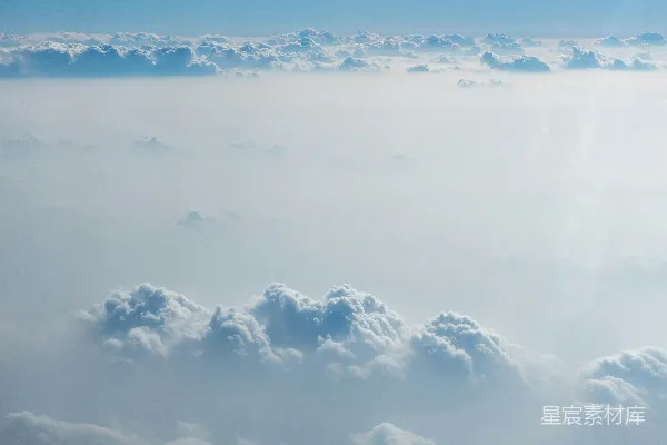 高清摄影 fluffy白云在晴朗的蓝天之下。