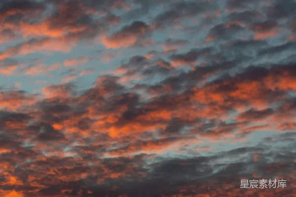 高清摄影 夕阳下天空中充满了鲜艳的橙红云朵。
