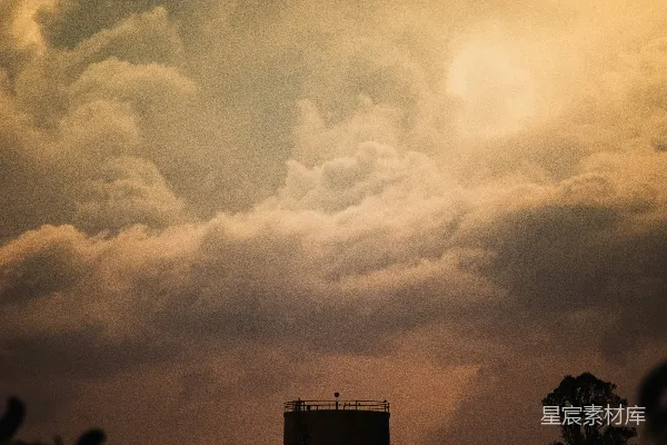 高清摄影 水塔的轮廓映衬着壮烈的暴风雨云朵