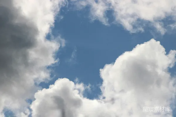 高清摄影 fluffy 白色的云朵 银白 与 纯净 的 蓝天 相邻