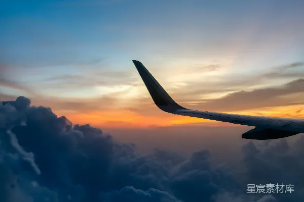 高清摄影 天空中的一架飞机翼尖