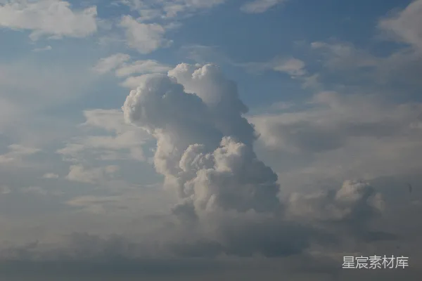 高清摄影 天空中形成了一大片积雨云。