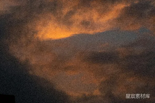 高清摄影 橙黄的光线照亮着傍晚时分的暗云。