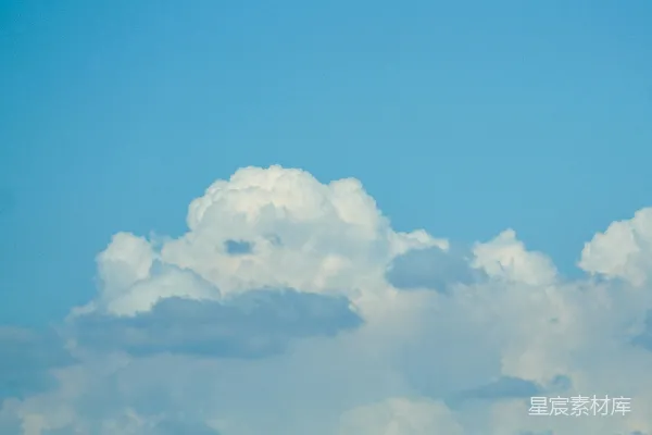 高清摄影 fluffy白的云朵漂浮在蔚蓝的天空中。