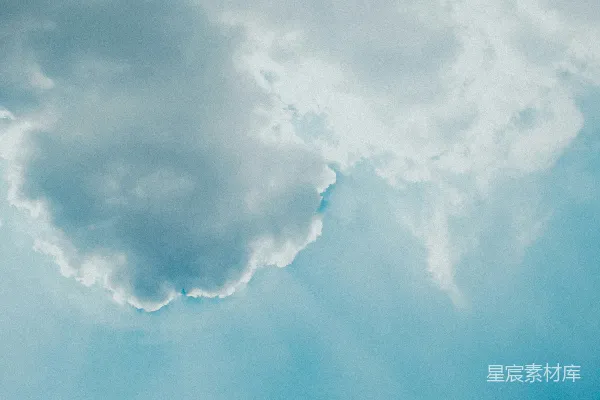 高清摄影 阴云密布的天空中阳光透过缝隙洒落