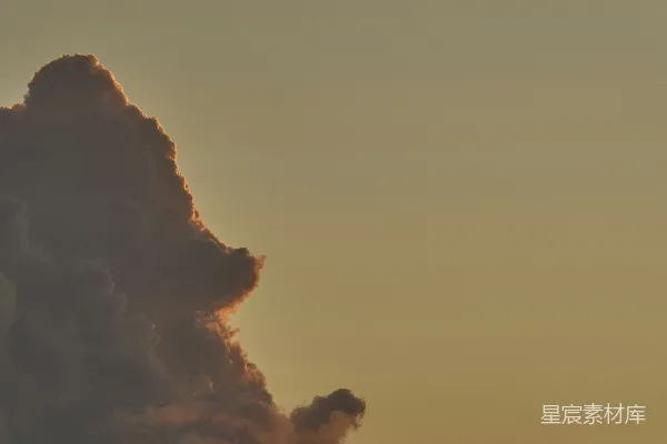高清摄影 壮丽的云彩在金色夕阳的天空中形成。