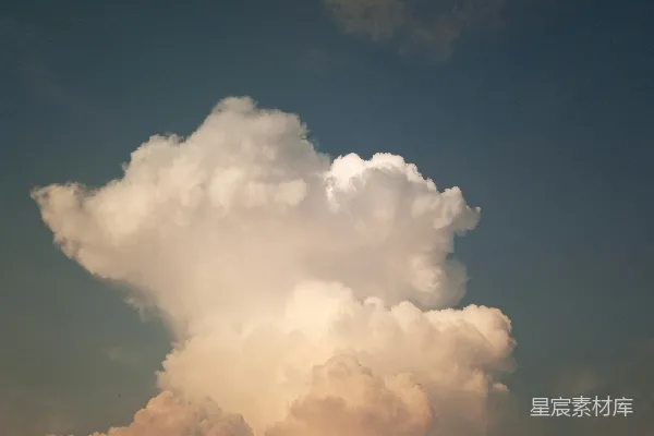 高清摄影 深蓝天空中一朵蓬松的云。