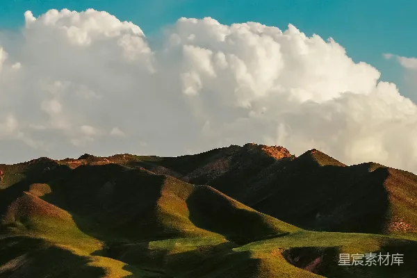 高清摄影 绿 hills 和 山 间 一片 浓 阴 蔚 空 蓝 天。