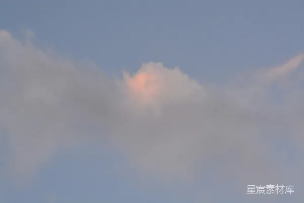 高清摄影 淡蓝色的天空中飘着粉色调的云朵。