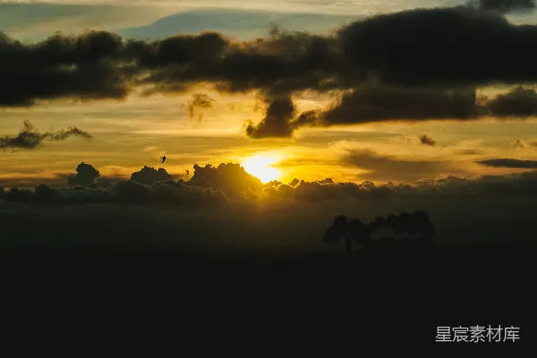 高清摄影 天边的太阳正在云层中落下