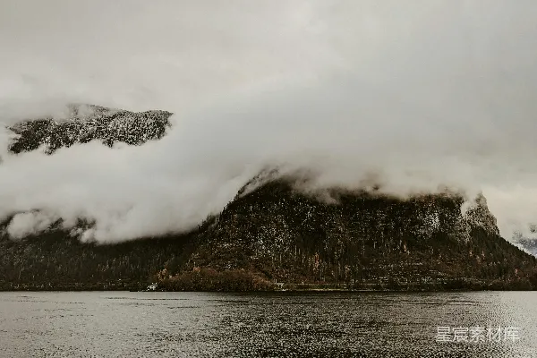 高清摄影 背景中有座山的大片水域