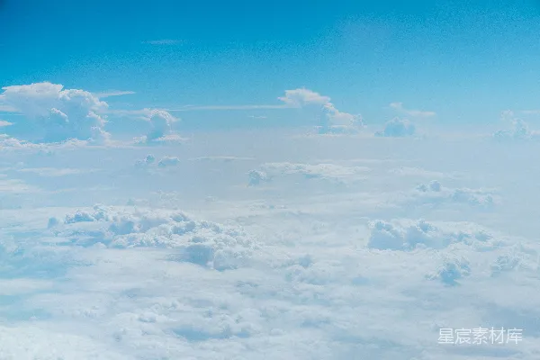 高清摄影 fluffy白云漂浮在晴朗的蔚蓝天空中。
