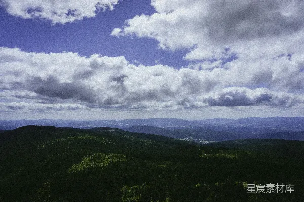 高清摄影 一幅山峦在云层中景色的美景