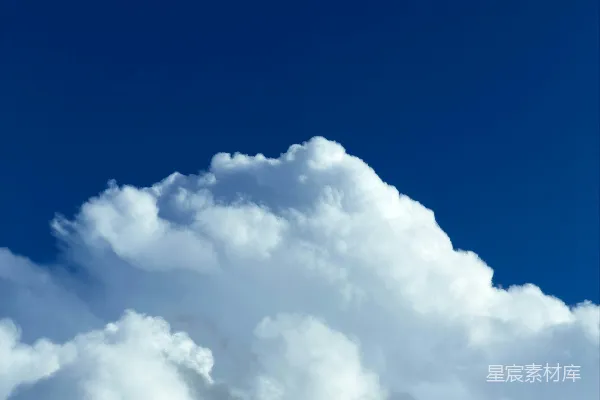高清摄影 洁白的云朵漂浮在深蓝的天空中。
