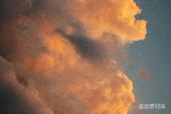 高清摄影 夕阳下，温暖的积云与蓝天相对。