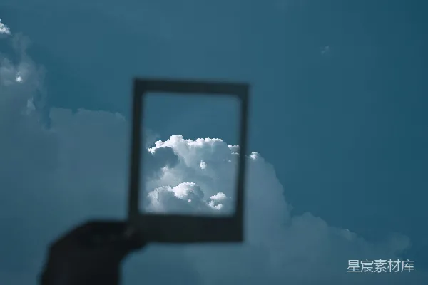 高清摄影 一只手高举着天空中的正方形镜子