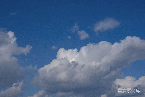 高清摄影 湛蓝的天空中飘着朵朵白云。