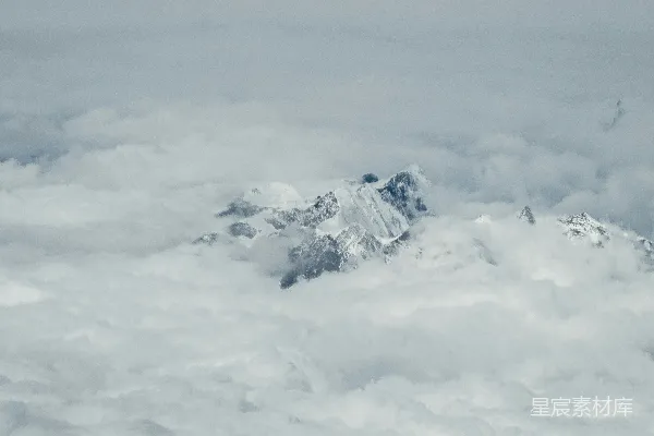 高清摄影 雪山之巅从云层中显露出来