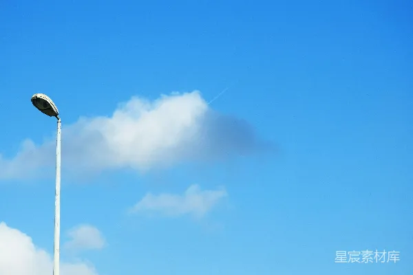 高清摄影 天空中云层密布的一道街灯