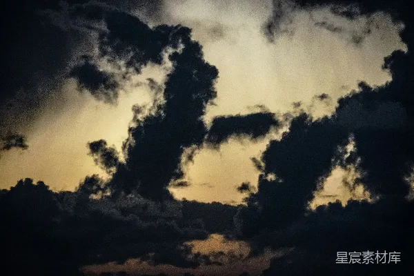 高清摄影 暗黄色天空下的暴风雨云