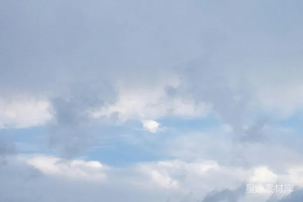 高清摄影 蓝天穿透层叠的白云与灰色云层。
