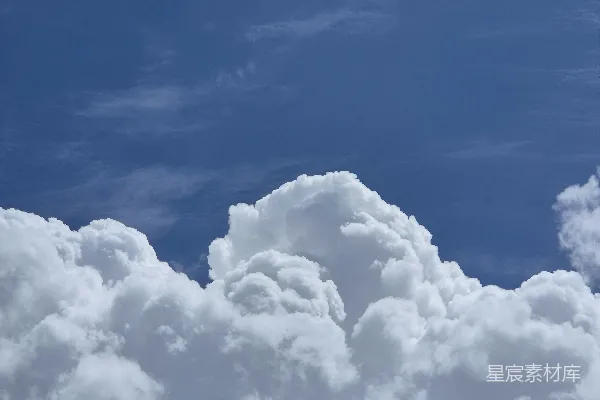 高清摄影 一大片白色积云在清澈的蓝天之下。