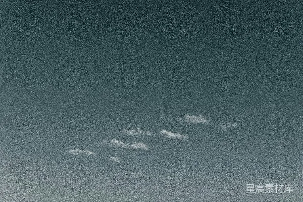 高清摄影 天空中排列成一行的小云朵