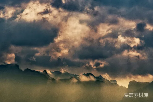 高清摄影 白天山影下的云雾缭绕的景象