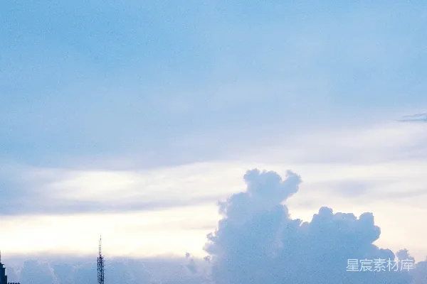高清摄影 淡云漂浮在浅蓝色的天空中。