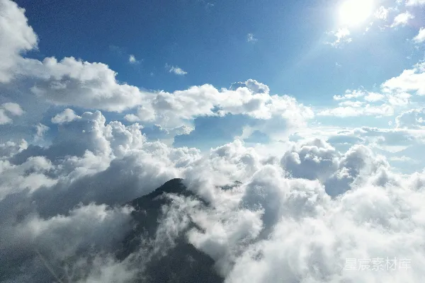 高清摄影 山峰从蓝天白云间显露出来