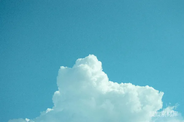 高清摄影 一团蓬松的白云漂浮在蔚蓝的天空中。