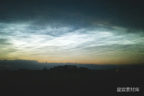 高清摄影 夜光云在傍晚时分照亮黑暗的 landscapes。