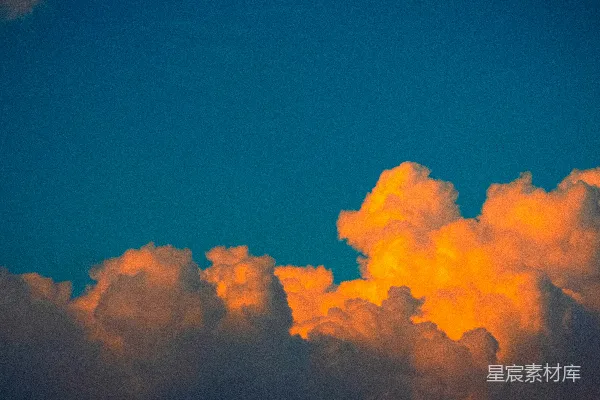高清摄影 夕阳映照下的金色云朵在蓝天上熠熠生辉。