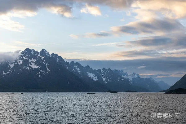 高清摄影 背景中有许多山的大型水域