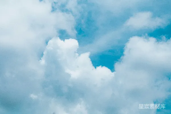 高清摄影 一架飞机在云层中穿越蔚蓝色的天空