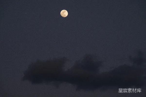高清摄影 满月在夜空中的明亮景象，云层遮挡。